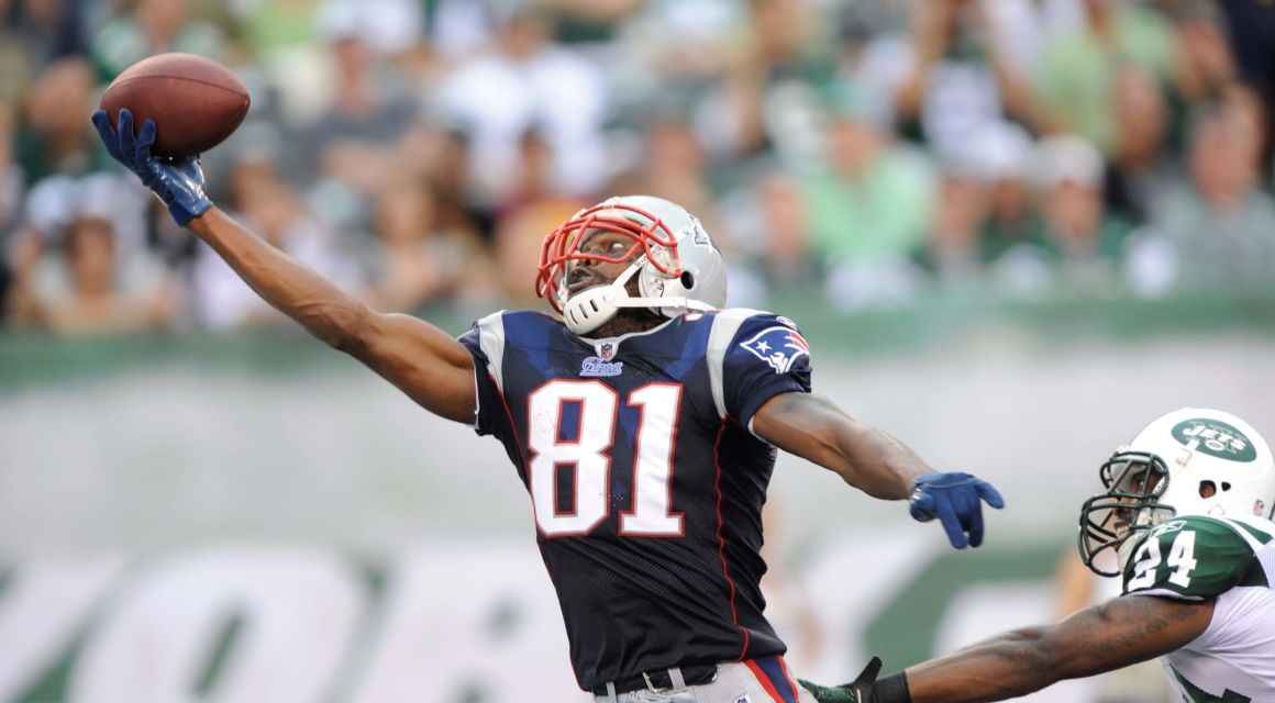 (81) Randy Moss hauls in a one-handed touchdown catch over all-pro CB (24) Darrelle Revis on Sept. 19, 2010. / © Robert Deutsch, USA TODAY, USA TODAY via Imagn Content Services, LLC