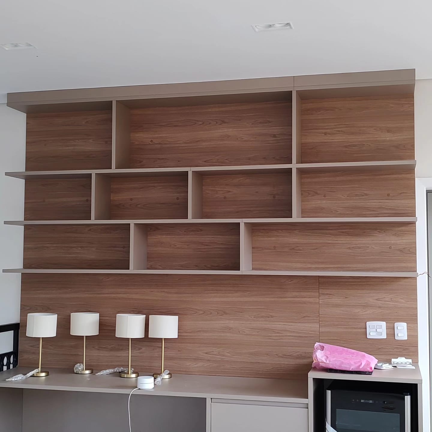 Closet planejado montado, com cômoda, prateleiras e espelho