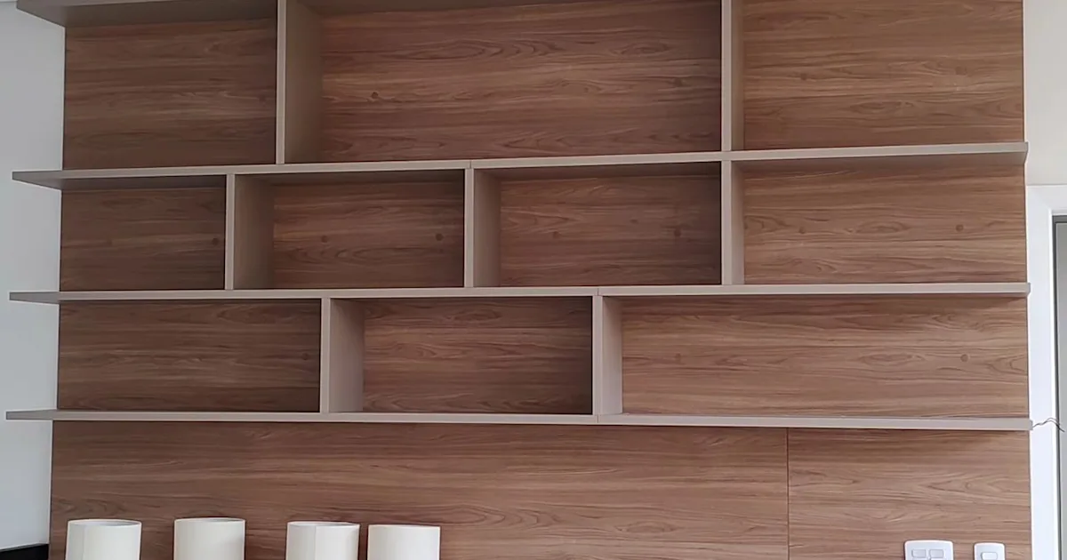 Closet planejado montado, com cômoda, prateleiras e espelho