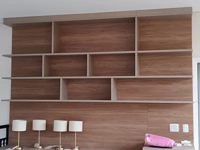 Closet planejado montado, com cômoda, prateleiras e espelho