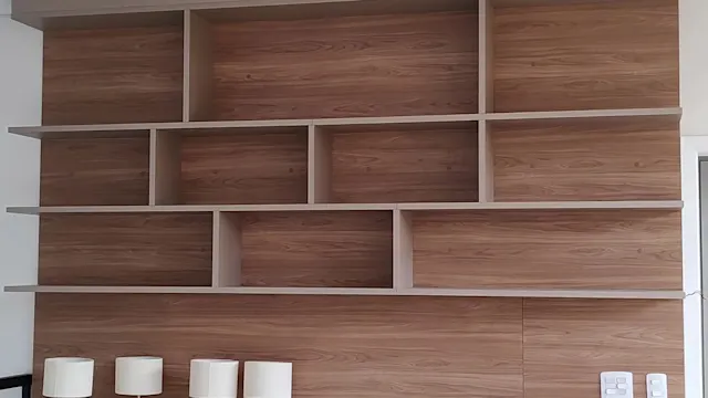 Closet planejado montado, com cômoda, prateleiras e espelho