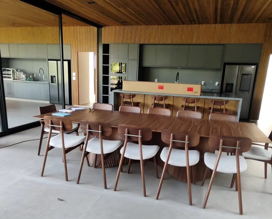Cozinha em obra, com armários sendo instalados