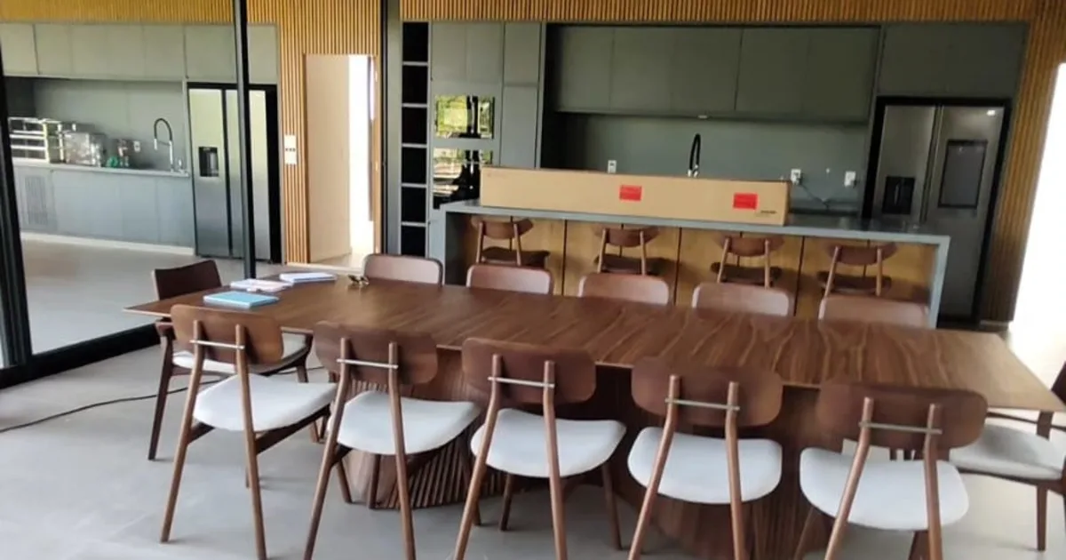 Cozinha em obra, com armários sendo instalados