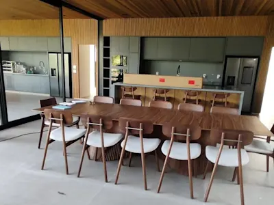 Cozinha em obra, com armários sendo instalados