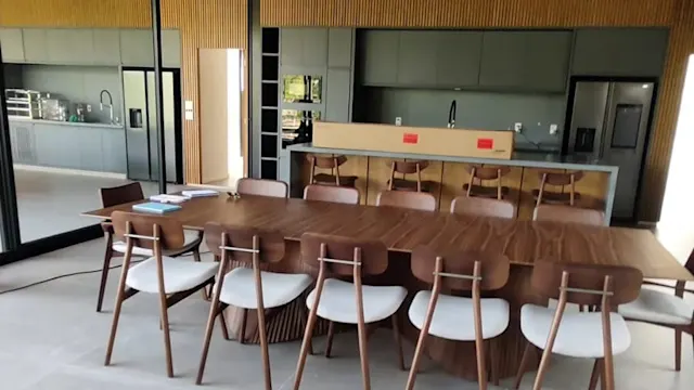 Cozinha em obra, com armários sendo instalados