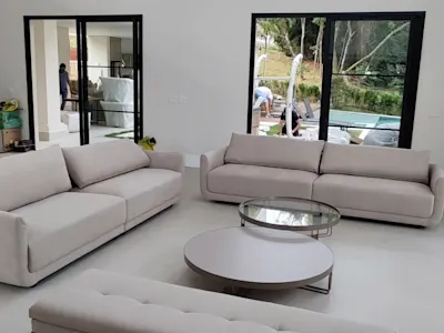 Guarda-roupa de madeira montado, com prateleiras e gaveteiro internos