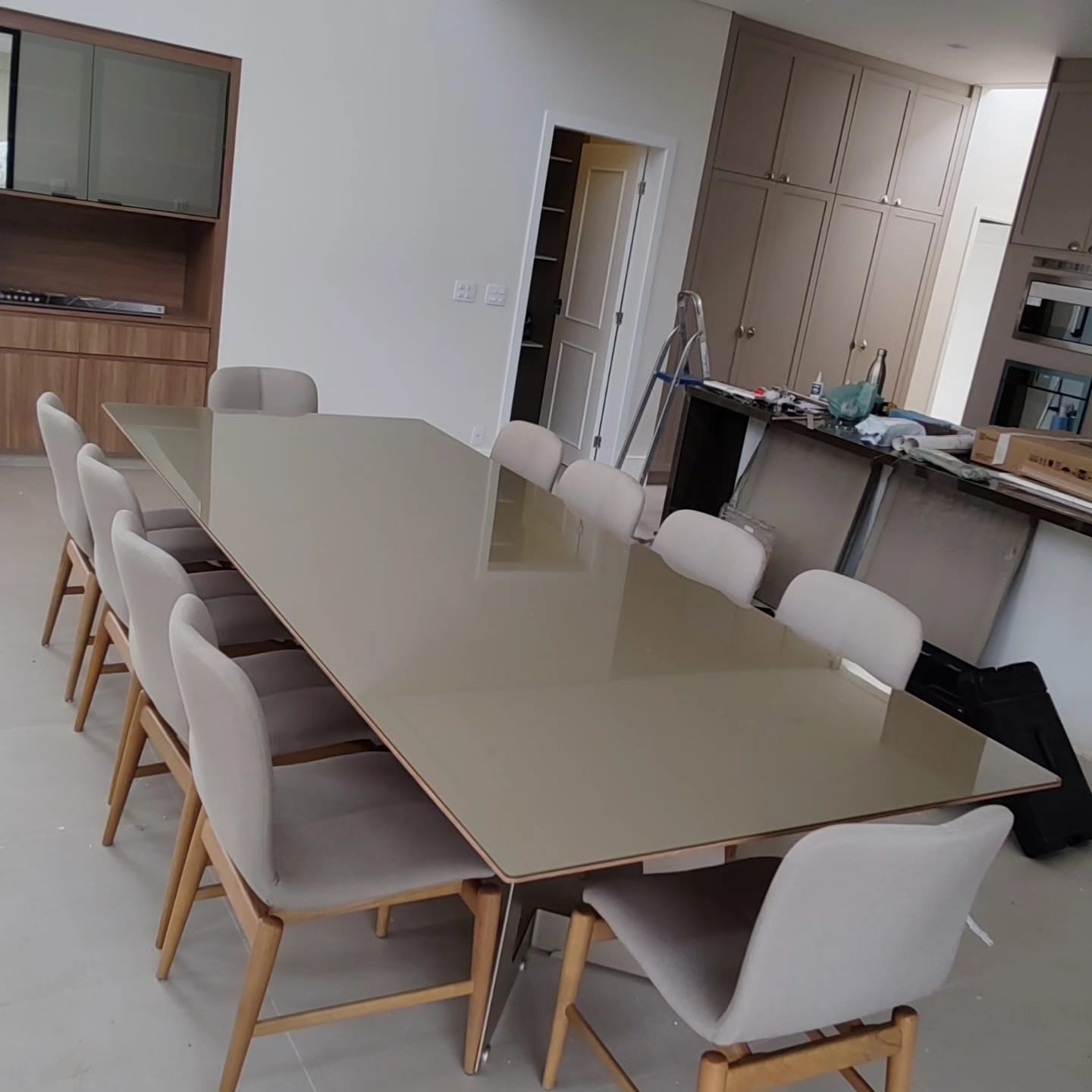 Mãos parafusando a base de uma banqueta de madeira