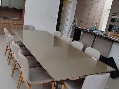 Mãos parafusando a base de uma banqueta de madeira