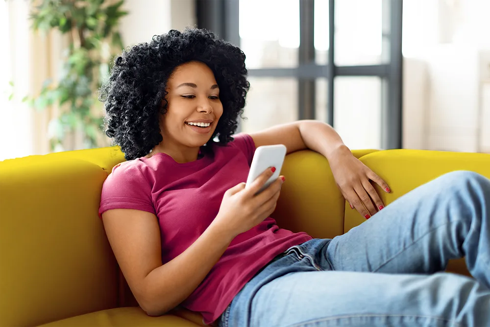 Mujer revisando su pedido de lavandería en la app de Tide Cleaners.