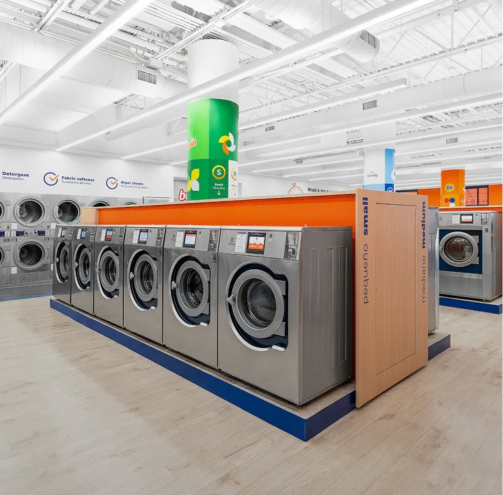 Lavadoras de Lavandería Tide en exhibición.