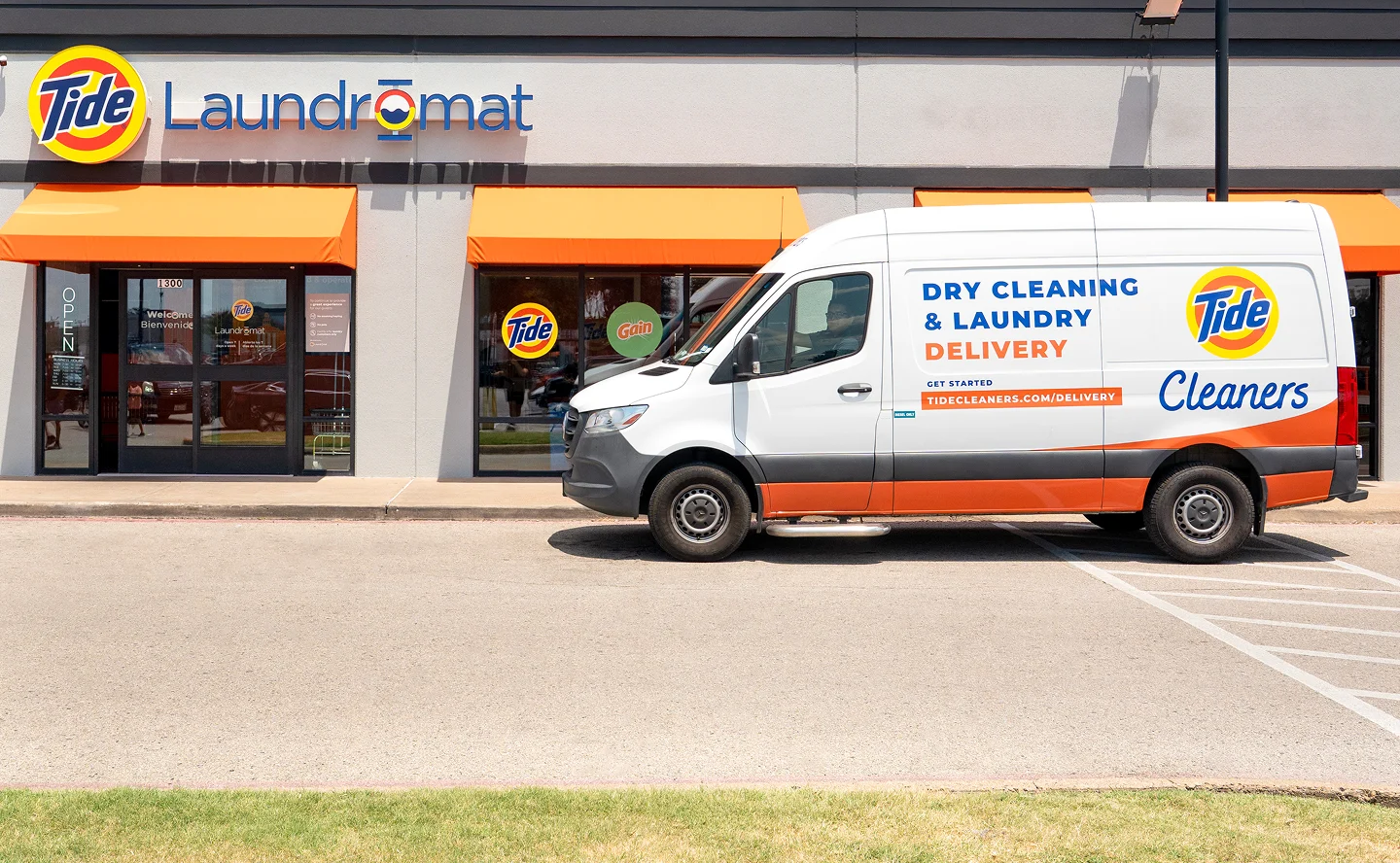 Camión de Tide Cleaners frente a Lavandería Tide.