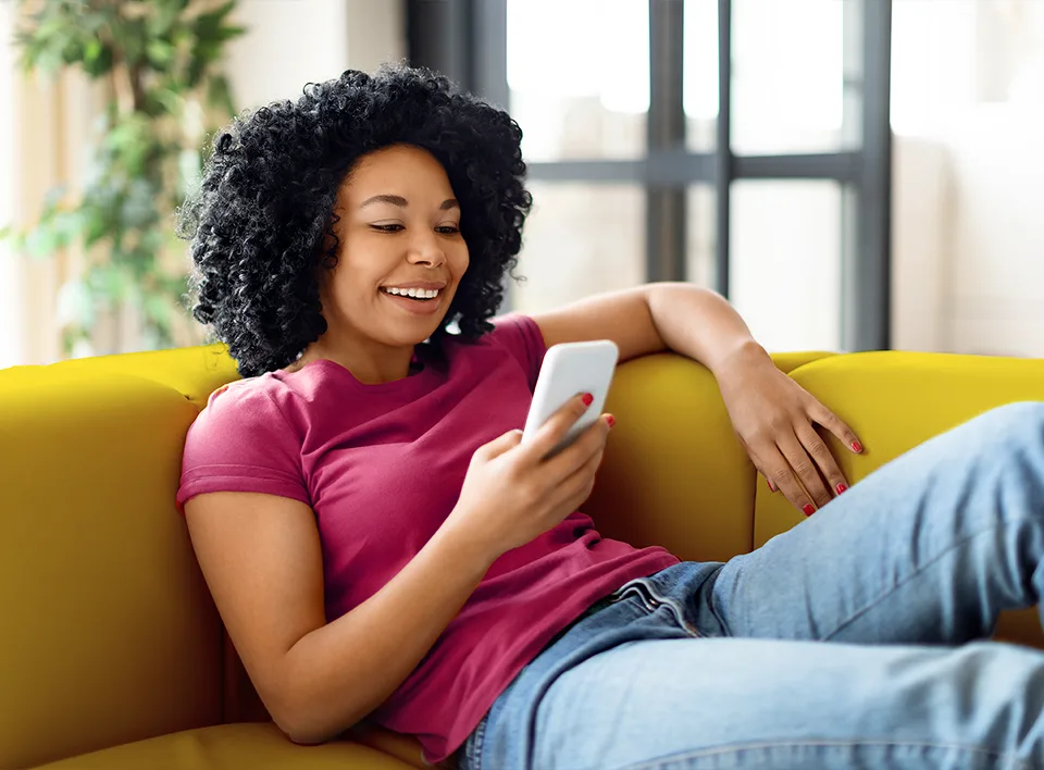 Mujer revisando su pedido de lavandería en la app de Tide Cleaners.