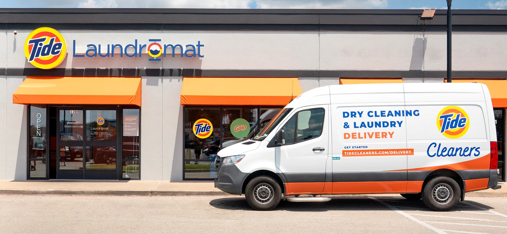 Camión de Tide Cleaners frente a Lavandería Tide.