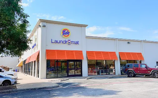 Amplio y limpio estacionamiento frente a una Lavandería Tide.