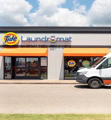 Camioneta de Tide Cleaners frente a Lavandería Tide.