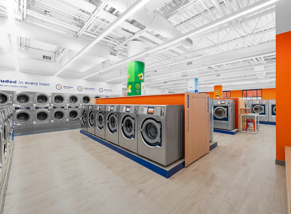 Lavadoras de Lavandería Tide en exhibición.