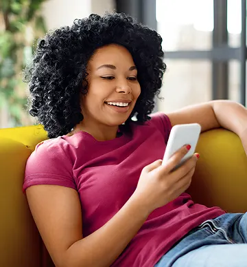 Mujer revisando su pedido de lavandería en la app de Tide Cleaners.