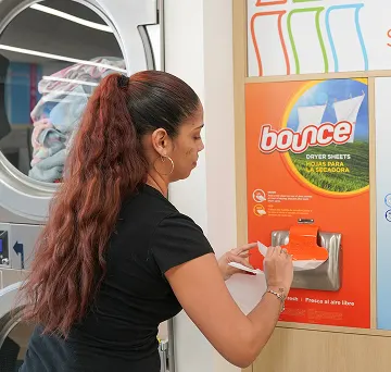 Cliente tomando hojas premium para secadora.