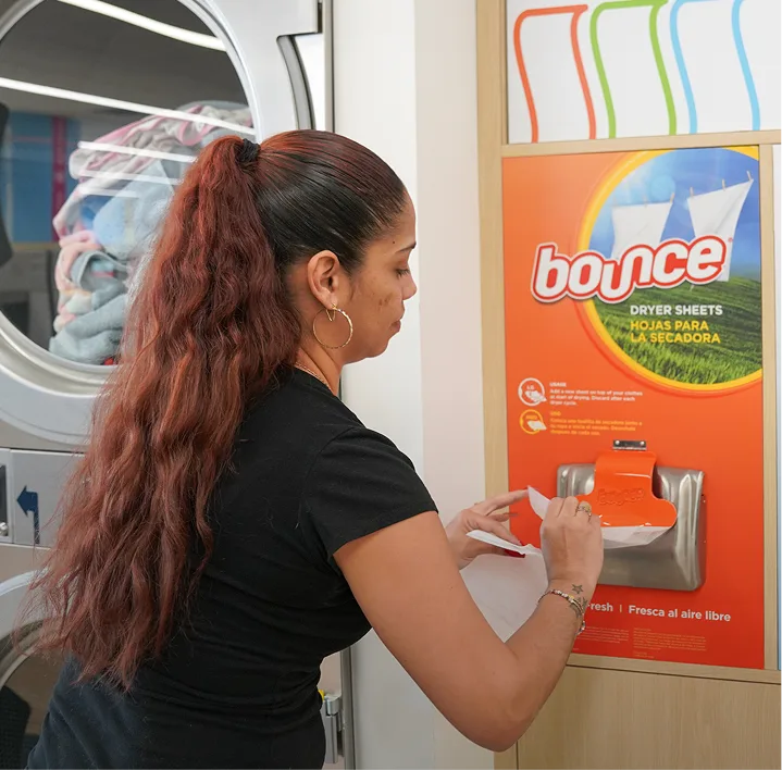 Cliente tomando hojas premium para secadora.