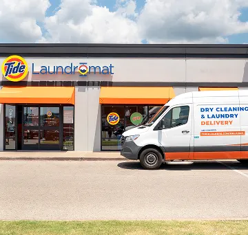 Camión de Tide Cleaners frente a Lavandería Tide.