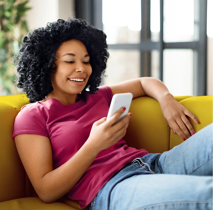 Mujer revisando su pedido de lavandería en la app de Tide Cleaners.