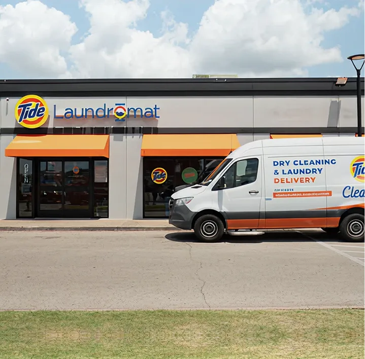 Camioneta de Tide Cleaners frente a Lavandería Tide.