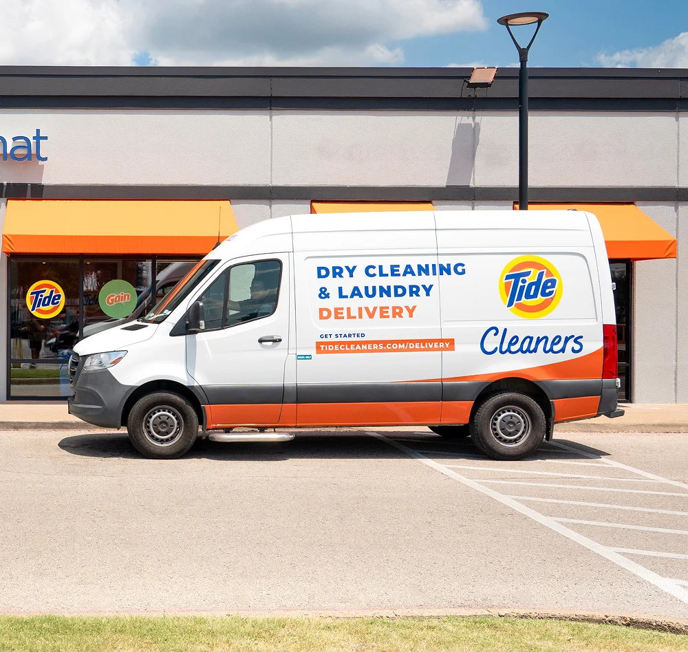 Camión de Tide Cleaners frente a Lavandería Tide.