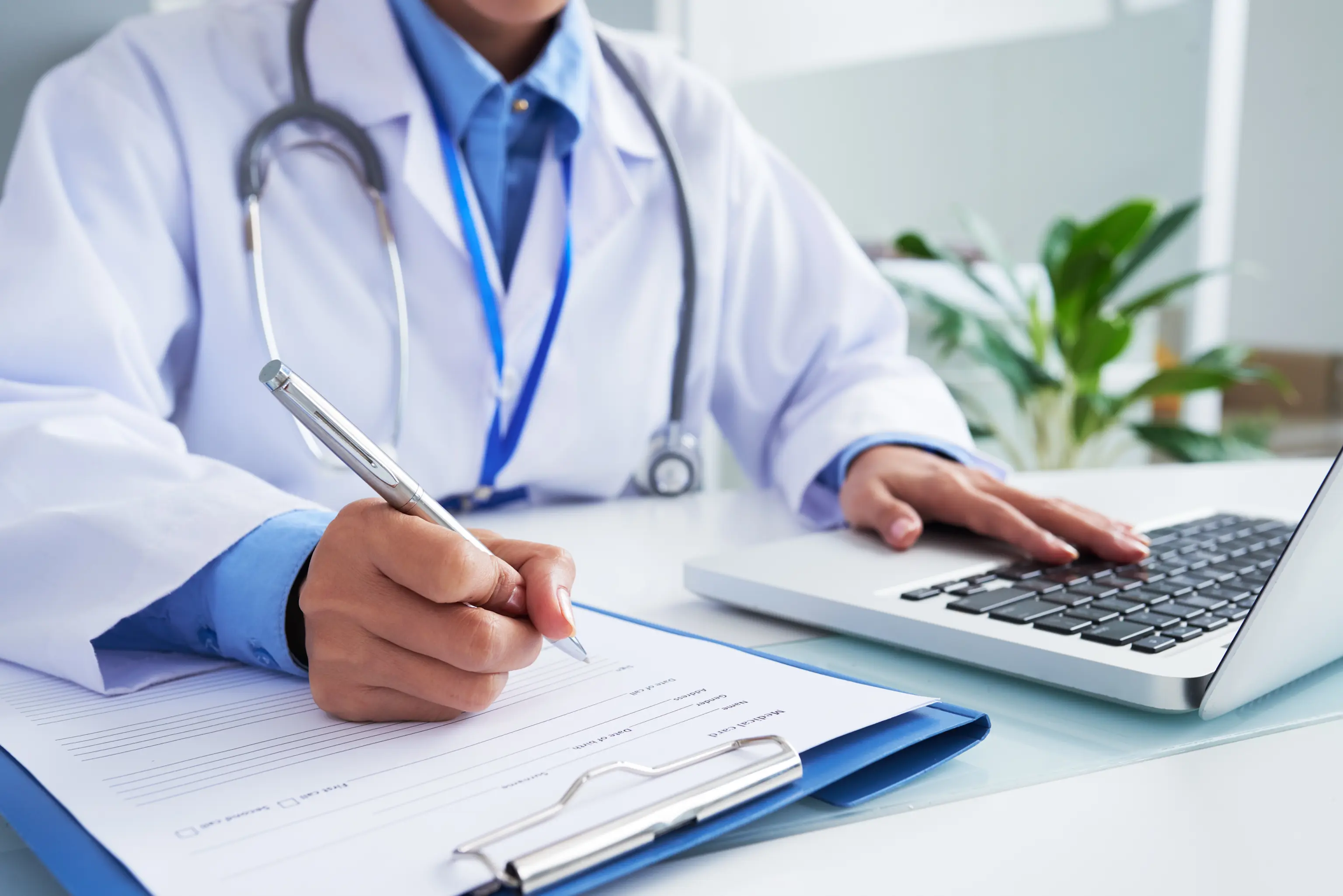 médecin remplissant une fiche