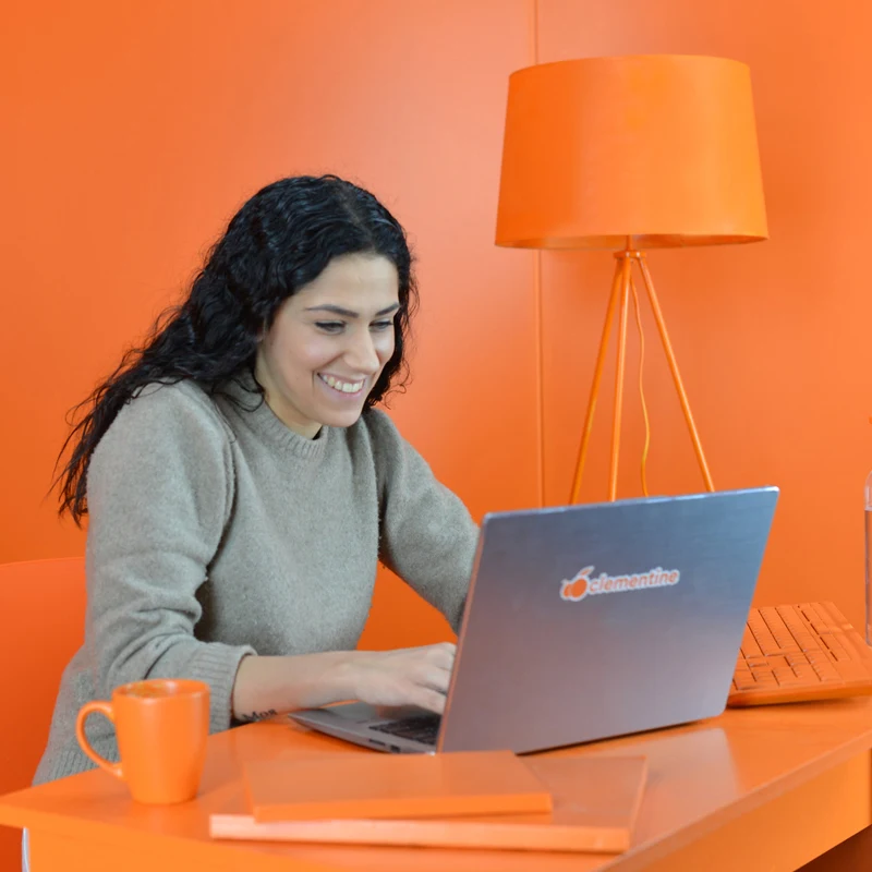 Photo d'un comptable en rendez-vous avec un client dans une salle entièrement orange