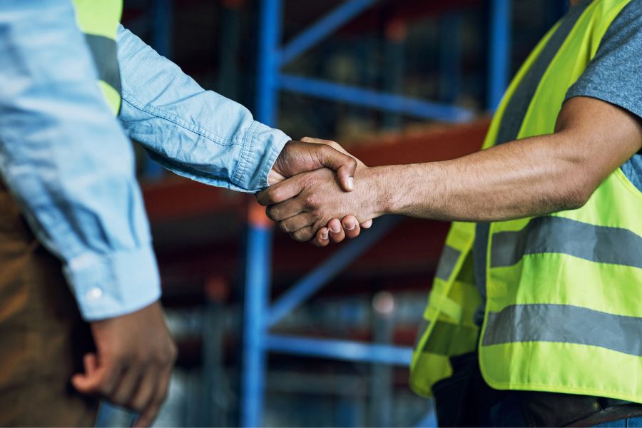 supply chain manager and warehouse manager shaking hands