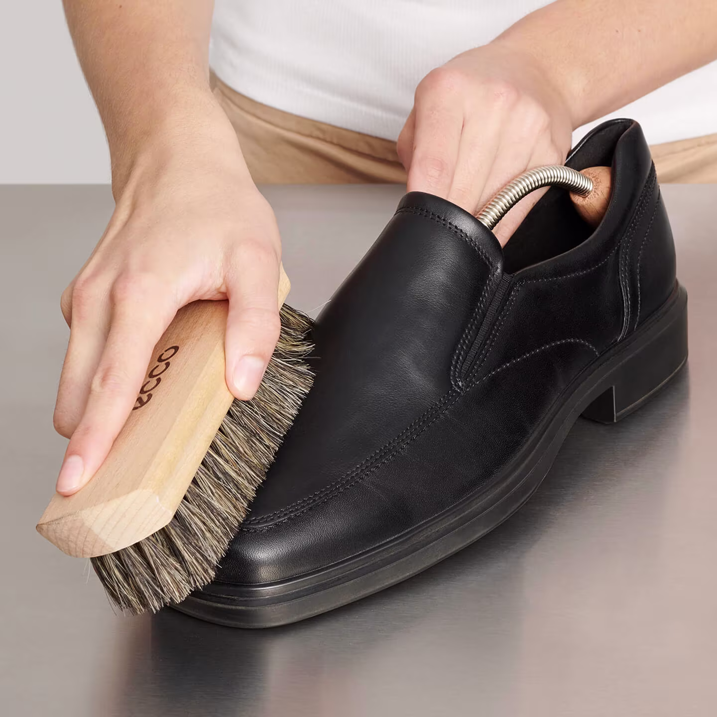 Gently brush all over to increase the absorption of protection products.