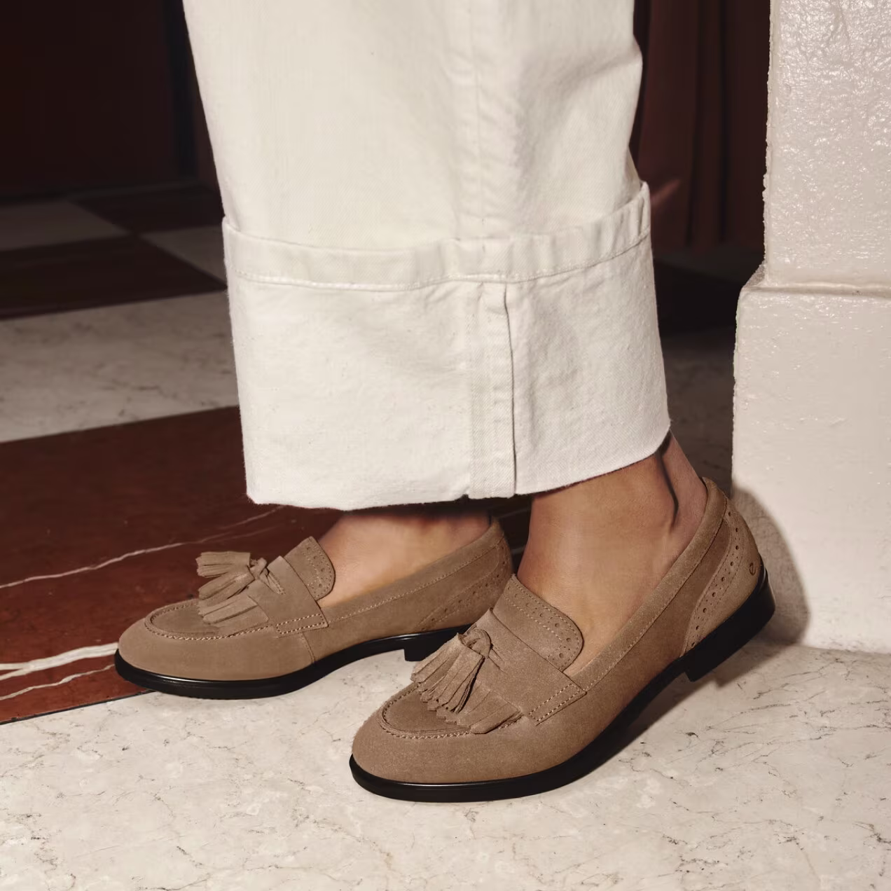 Elevate your style with beige suede Ecco women's loafers featuring trendy tassels. They perfectly complement light outfits, combining classic design with modern comfort. A versatile addition to your everyday wardrobe, offering both elegance and ease.