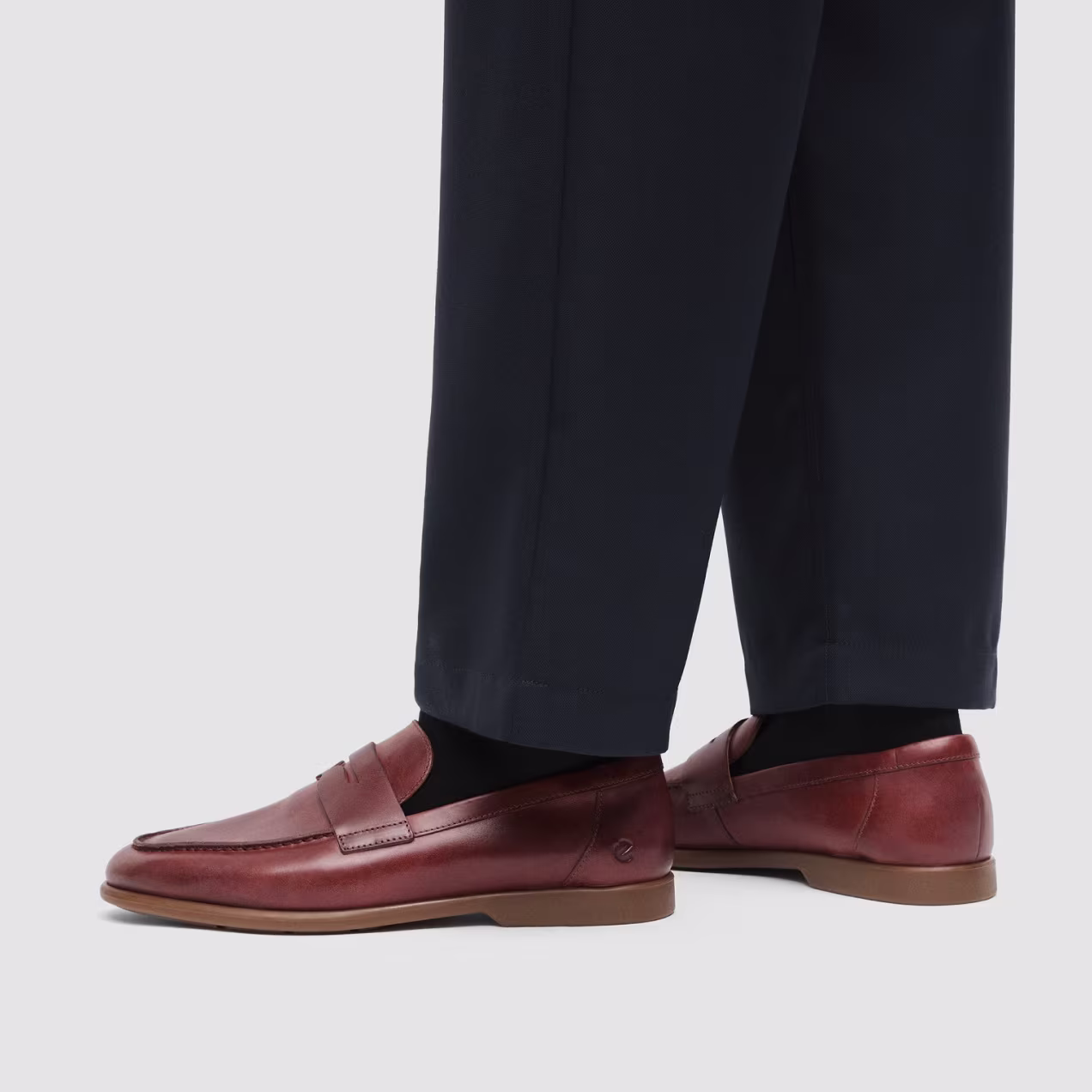 Zeitlose Penny-Loafer aus hellbraunem Leder mit hochwertigen Details, die für raffinierten skandinavischen Stil und mühelosen, eleganten Tragekomfort sorgen.