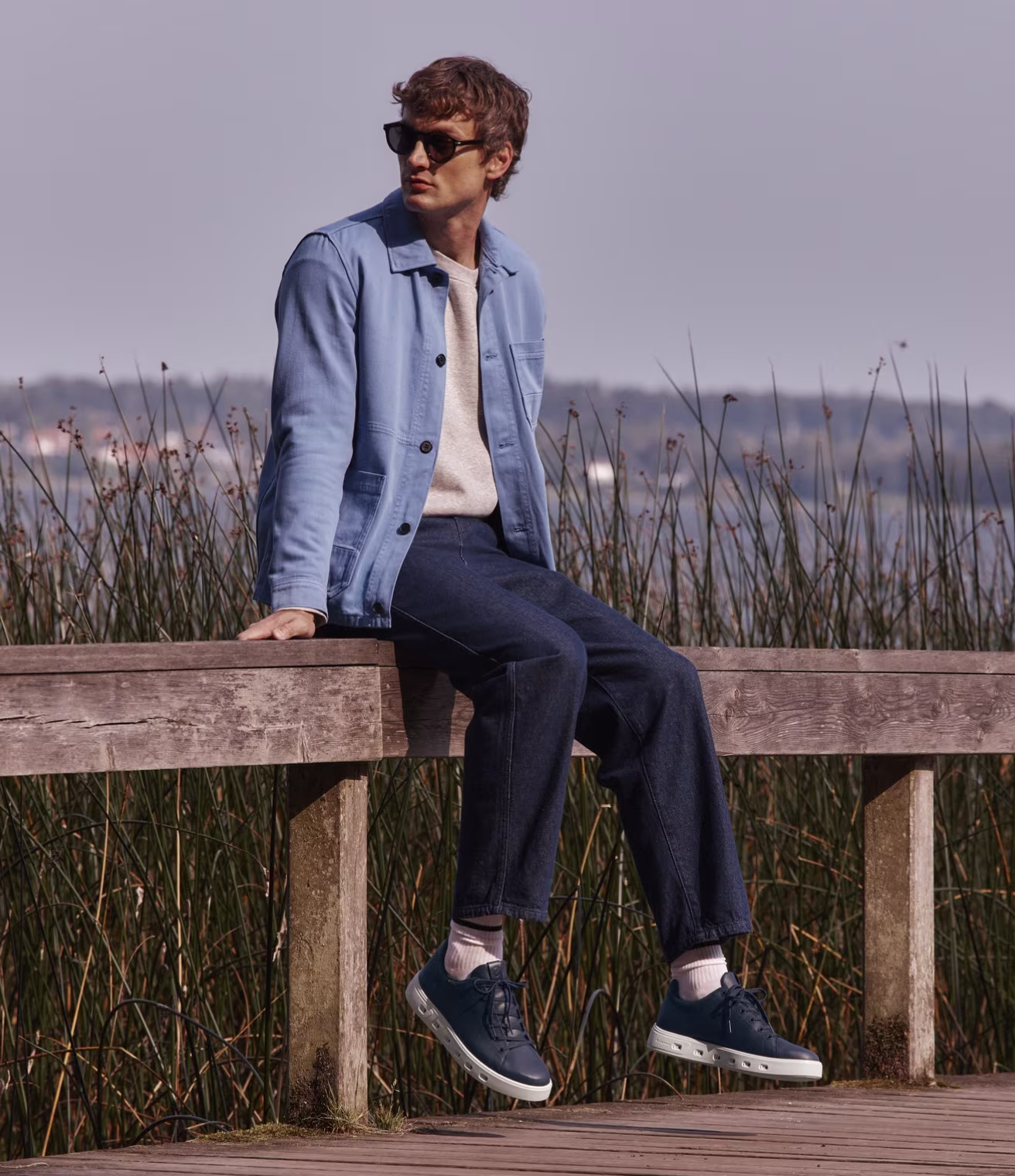 Experience unparalleled Danish craftsmanship with these navy leather trainers. A striking cut-out sole provides dynamic flexibility, blending modern aesthetics with premium comfort.