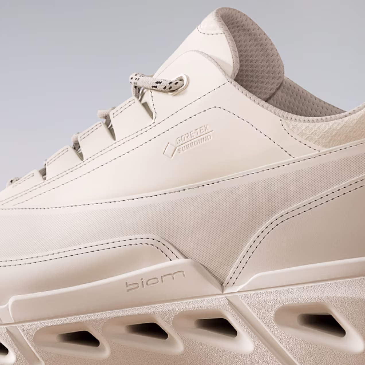 Eine kompromisslose Mischung aus klarem nordischen Design und Hochleistungstechnologie, ausgestattet mit GORE-TEX SURROUND für 360-Grad wasserdichte Atmungsaktivität.