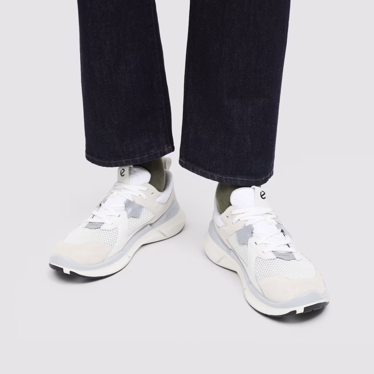 White Ecco Biom 2.2, ideal for long clinic shifts.