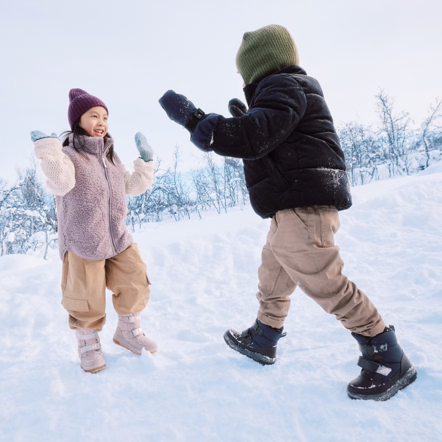homepage-storytile-872x872-dual-aw26-thermal-walking-kids-71312261947 71312251142