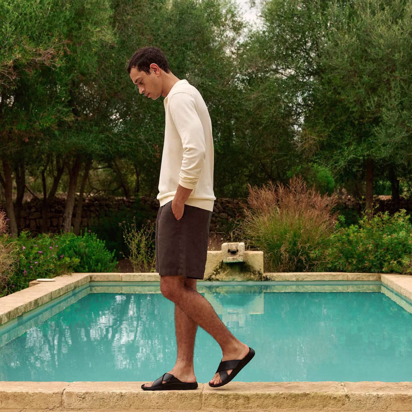 Men next to the pool, walking in Ecco Cozmo Sandals