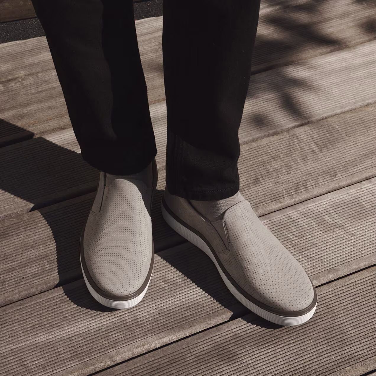 Opt for modern design and breathability with light grey men's slip-on Ecco shoes. The perforated upper ensures ventilation, and the sporty design is perfect for everyday wear. Enjoy the perfect blend of active comfort and casual style.