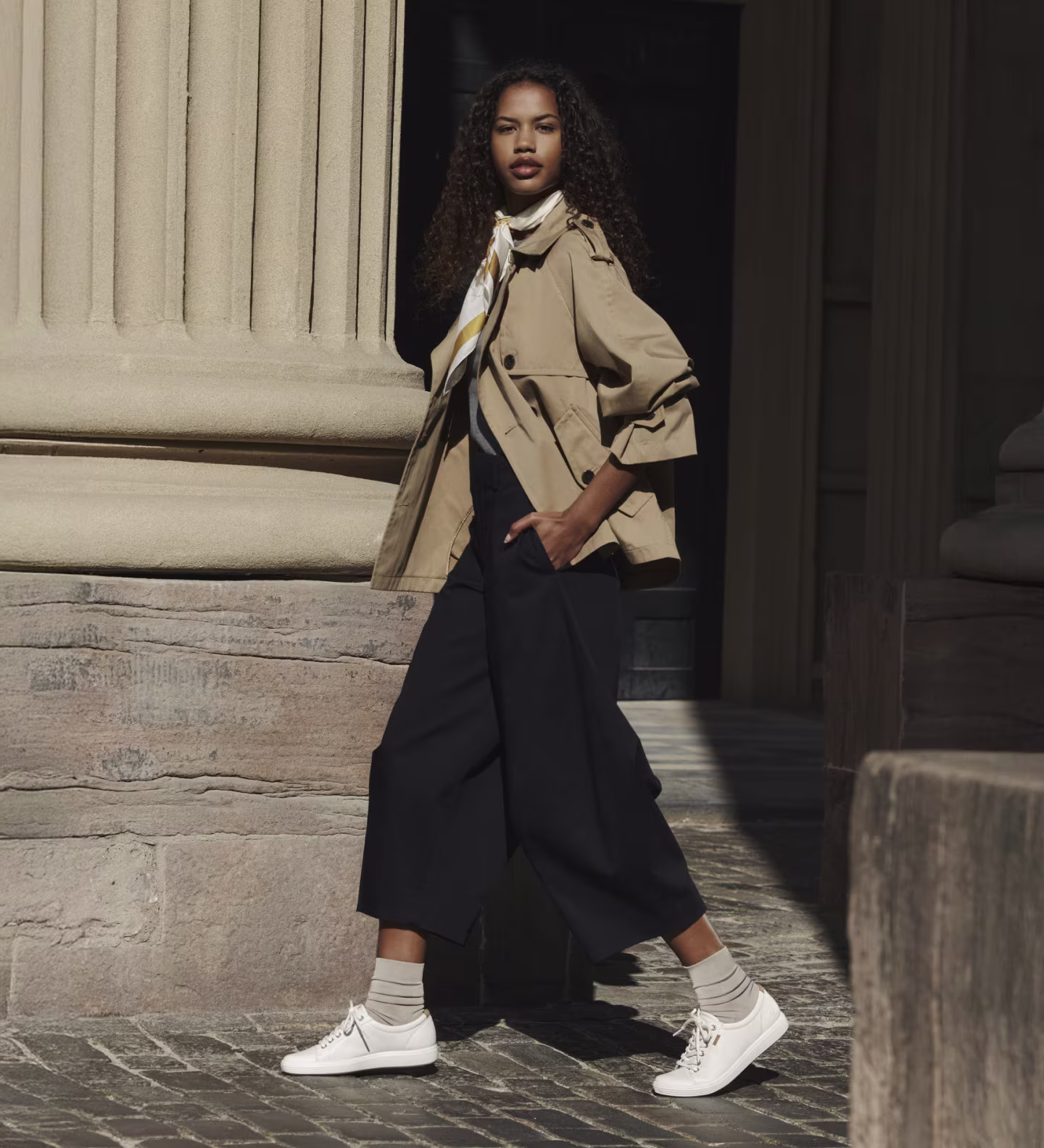 Ein E-Commerce-Klassiker neu interpretiert. Diese makellosen weißen Ledersneaker bieten klare skandinavische Linien und erstklassige Dämpfung und schlagen mühelos die Brücke zwischen maßgeschneiderter Mode und Streetwear.