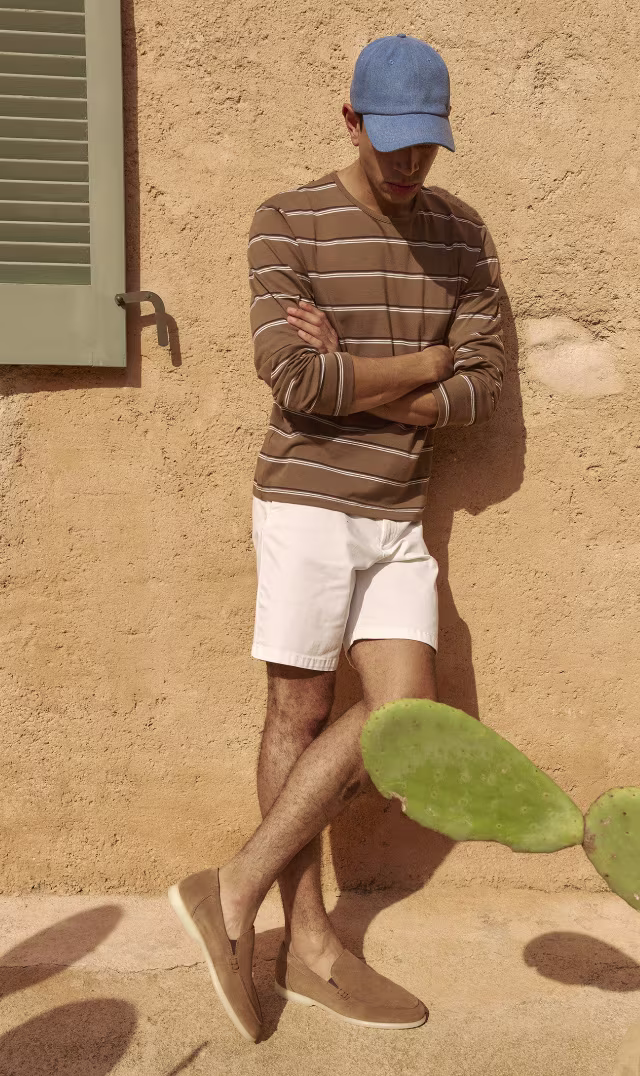 ECCO Metropole Verona slip-on loafers i lysebrunt ruskind, stylet med hvide shorts og en langærmet stribet bluse.