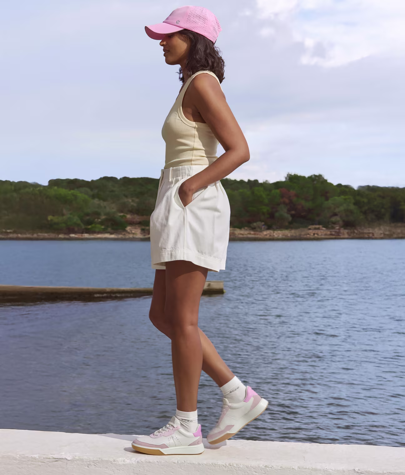 Channel vintage aesthetics with these retro-inspired ECCO sneakers. Premium white leather, playful pink accents, and a classic gum sole offer timeless charm.