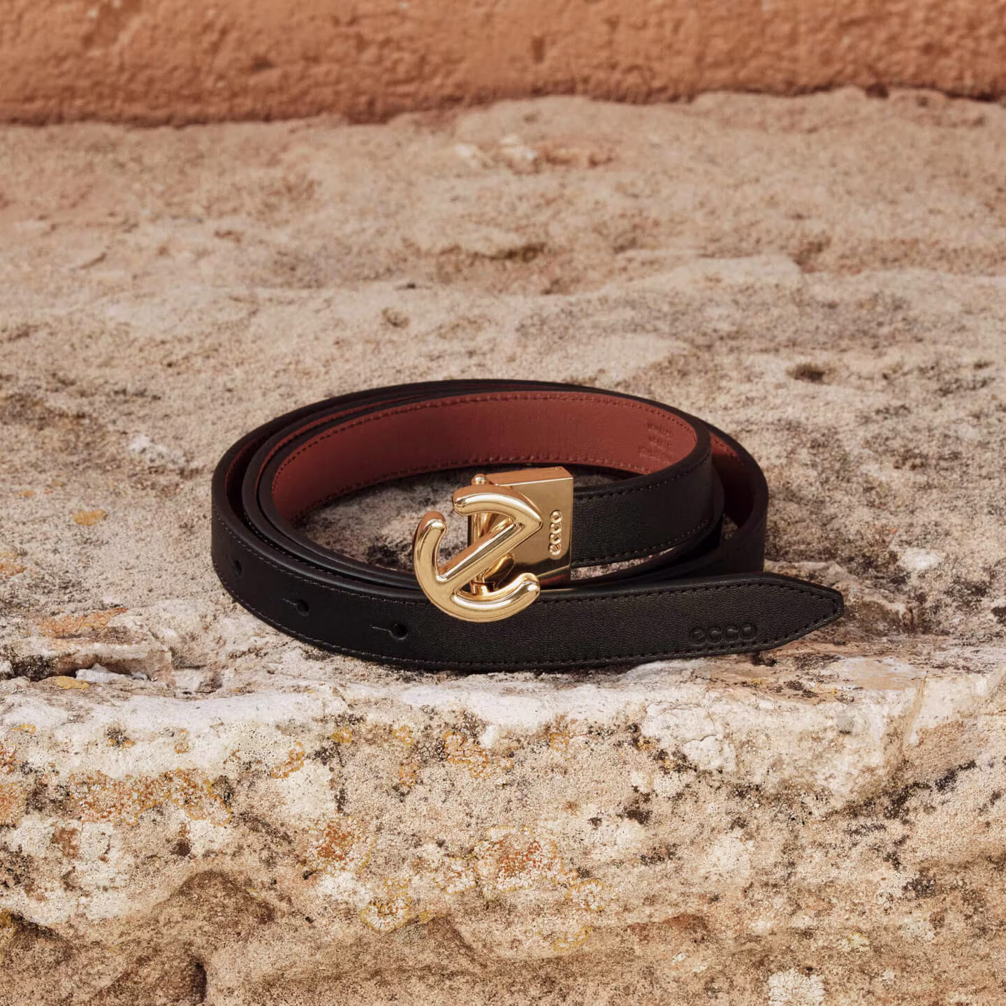ECCO Belts E Wave Reverse belt on the rock.