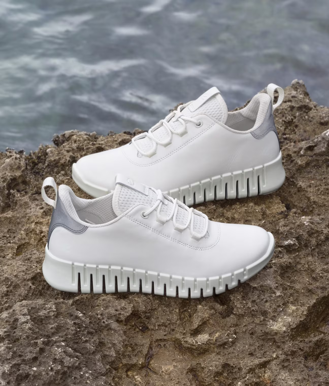 Hochwertige weiße Ledersneaker mit futuristischer, gerillter Sohleneinheit, die skandinavischen Minimalismus mit innovativer, gedämpfter Outdoor-Performance verbinden.
