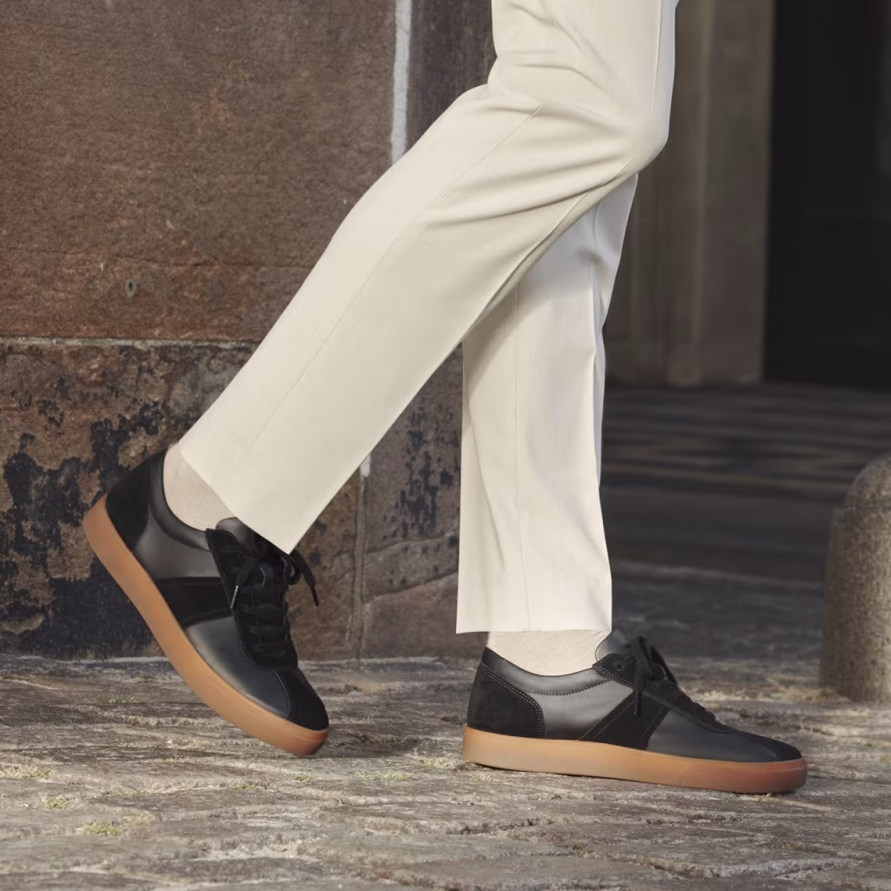 Sporty elegance for everyday wear. Black men's Ecco shoes combining full-grain leather and suede on a contrasting brown sole are an excellent choice for casual urban outfits. Enjoy the perfect fusion of athletic functionality and modern design.