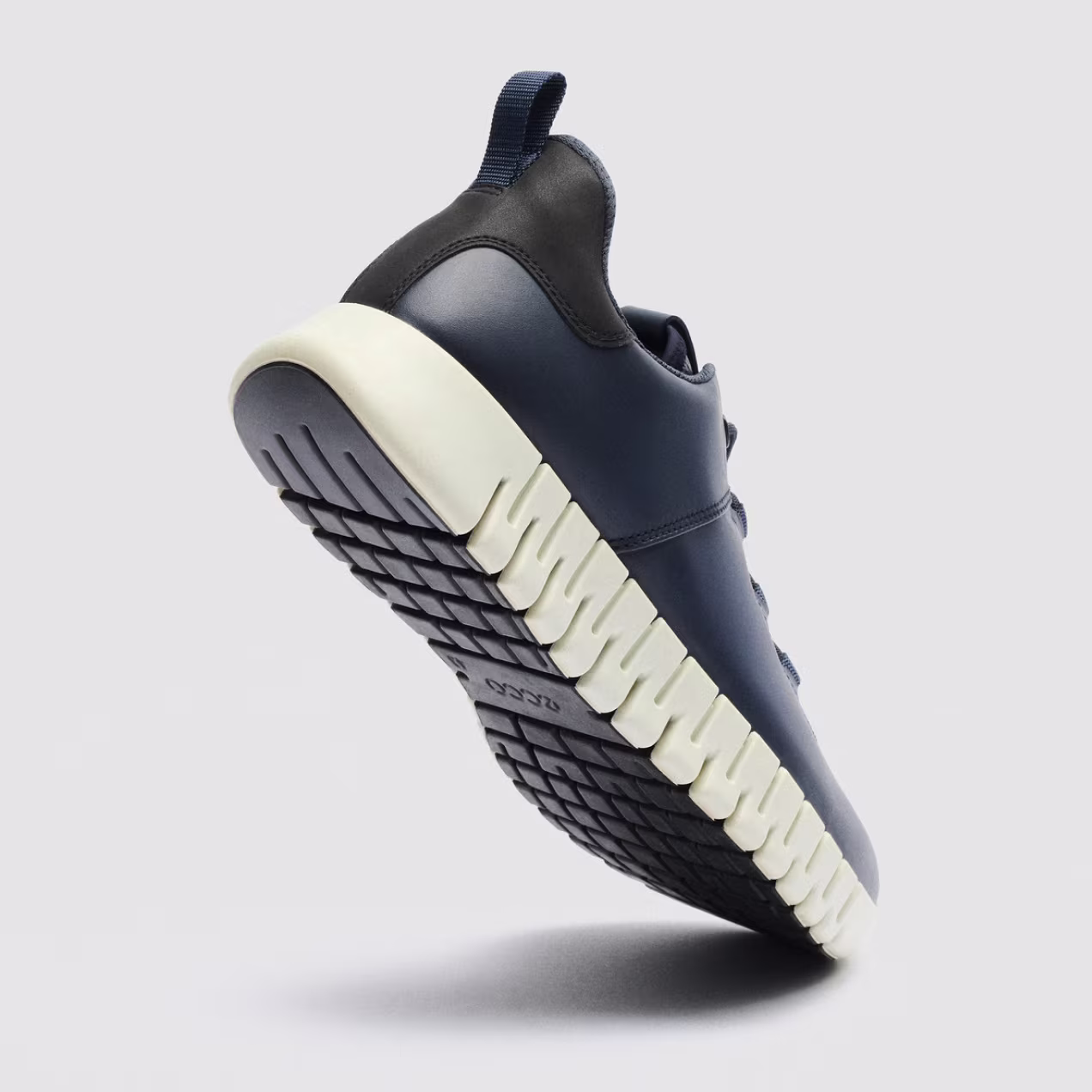 This modern navy blue leather ECCO GRUUV features a unique grooved PHORENE outsole, seamlessly blending contemporary Danish design with ultra-flexible, cushioned comfort.