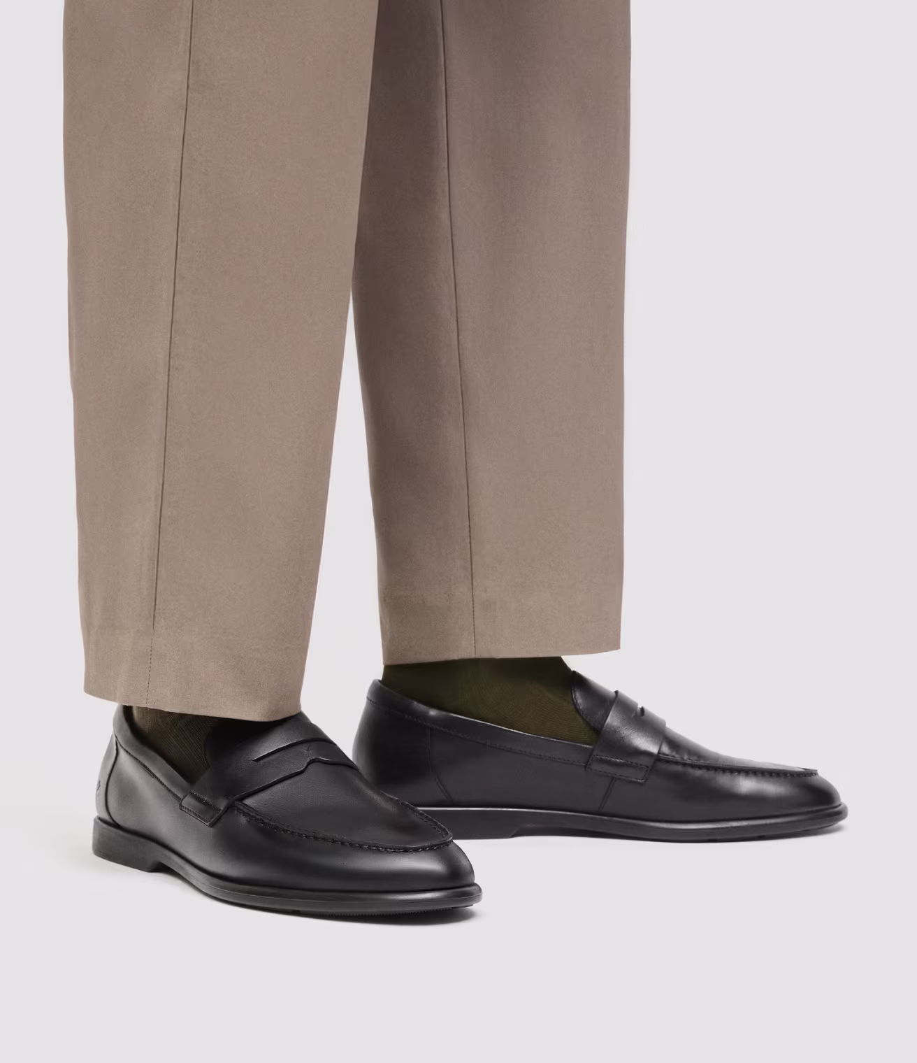 Classic at its best. Black leather men's Ecco loafers are a must-have for an elegant wardrobe. Perfect for the office and special occasions, guaranteeing unmatched comfort. Experience the premium feel of Ecco's high-quality leather.