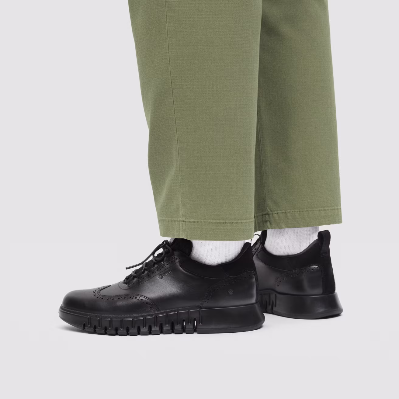 Ecco Gruuv Studio ideal for cashiers, waiters, chefs, hairdressers.