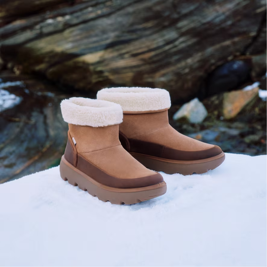 Accueillez les journées fraîches avec les bottes en peau lainée pour femme ECCO, alliance parfaite d'un nubuck fauve haut de gamme, d'un design danois minimaliste et d'une chaleur douillette.