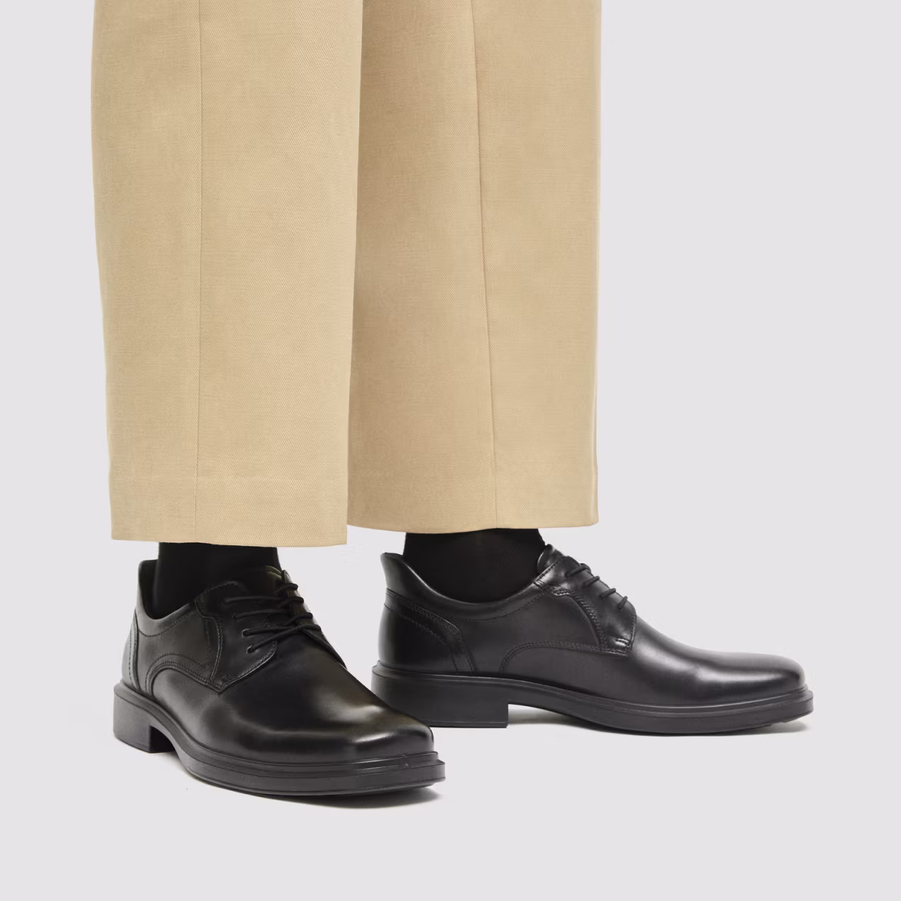 Opgrader din smart-casual garderobe med disse alsidige sorte Derby-sko i læder, der giver anatomisk komfort og ren skandinavisk stil.